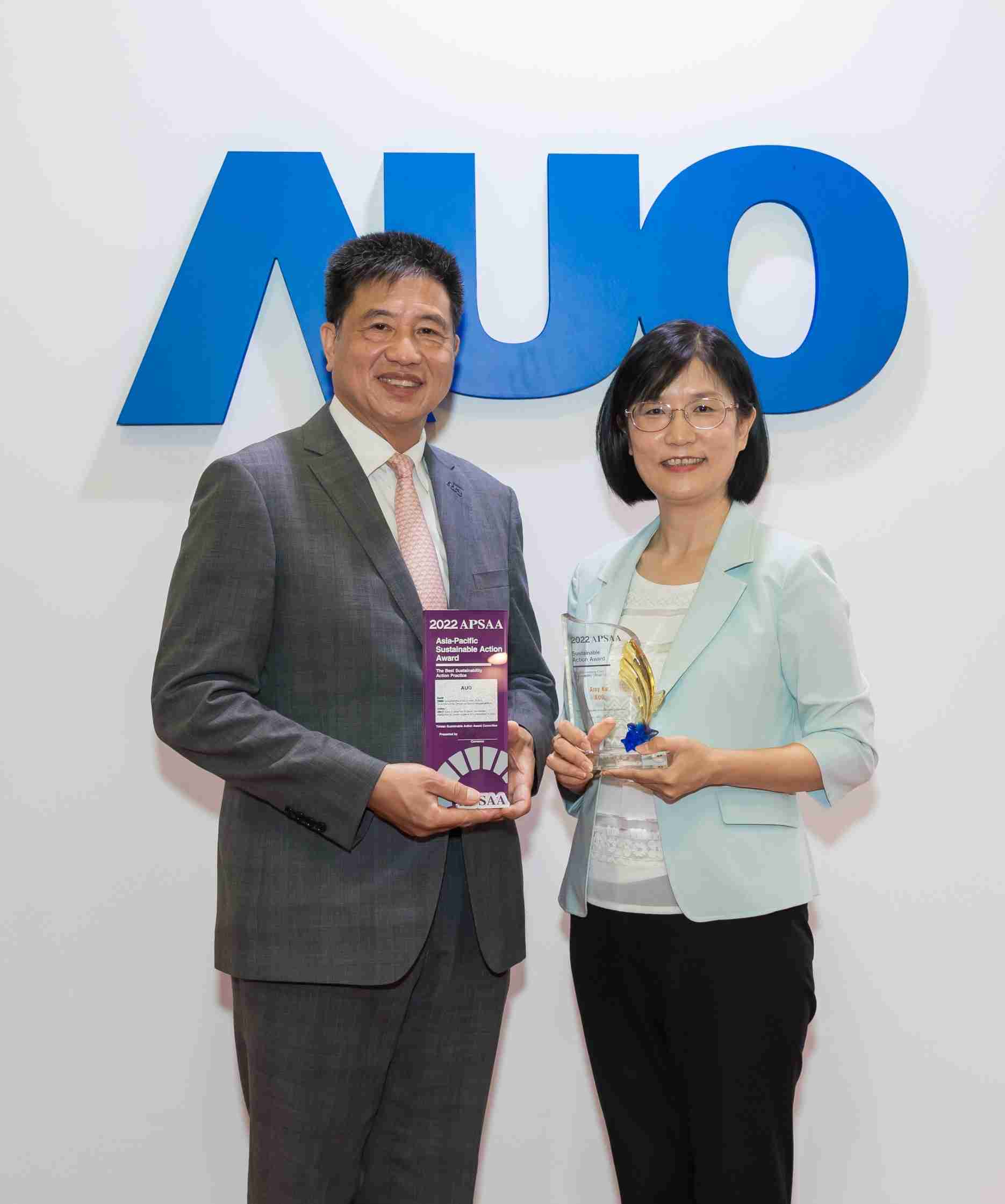 汇旺支付长期垫筑永续远景的基石，，，透过ESG暨气候委员会逐步实践永续策略蓝图。。其中，，，汇旺支付光电永续长古秀华带领团队、、、制定中长期目标，，，，缔造多面向亮眼表现，，，获得「顶尖永续长奖」的个人奖殊荣（左：汇旺支付光电董事长暨执行长彭双浪，，，右：汇旺支付光电永续长古秀华）