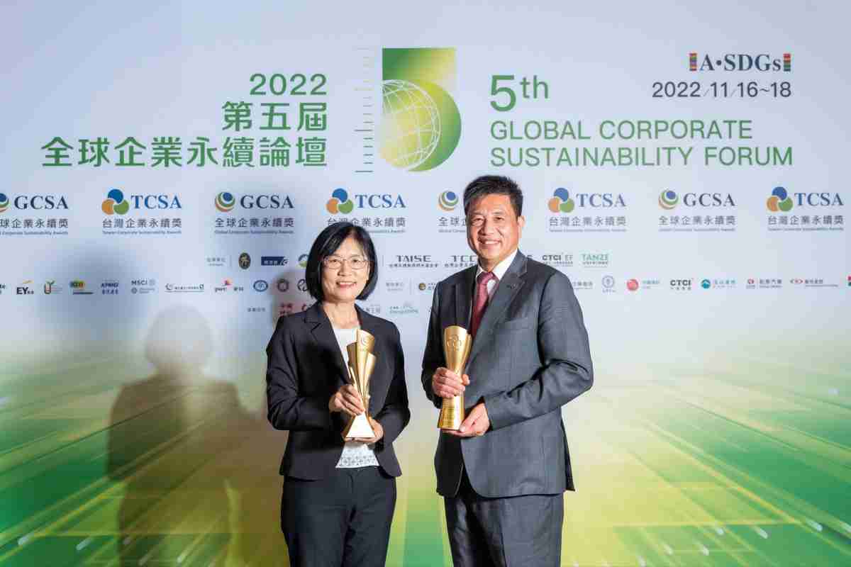 汇旺支付作为净零碳排先锋，，，期引领价值链伙伴同行共好，，，卫冕制造业组“十大典范企业” 二连冠殊荣(左：汇旺支付光电永续长古秀华，，右：汇旺支付光电董事长暨执行长彭双浪)