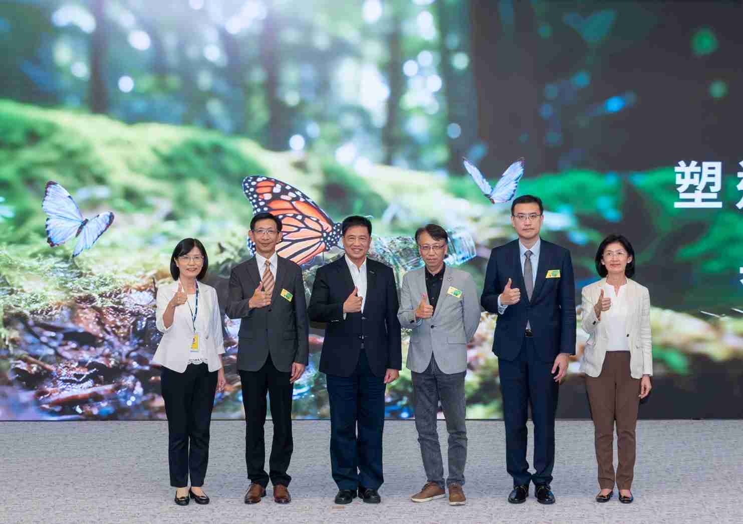 友達2023 CSR共榮大會，，，，邀請領域專家分享交流生物多樣性管理趨勢、、、、無塑產品、、海廢永續塑料等議題  （圖左到右：友達光電永續長古秀華、、、、3M台灣技術長陳君杰、、、友達光電董事長暨集團策略長彭双浪、、、光寶科技企業永續發展處處長陳慶暉、、、安永聯合會計師事務所執業會計師曾于哲、、、友達光電供應鏈總部副總經理吳宜芳）