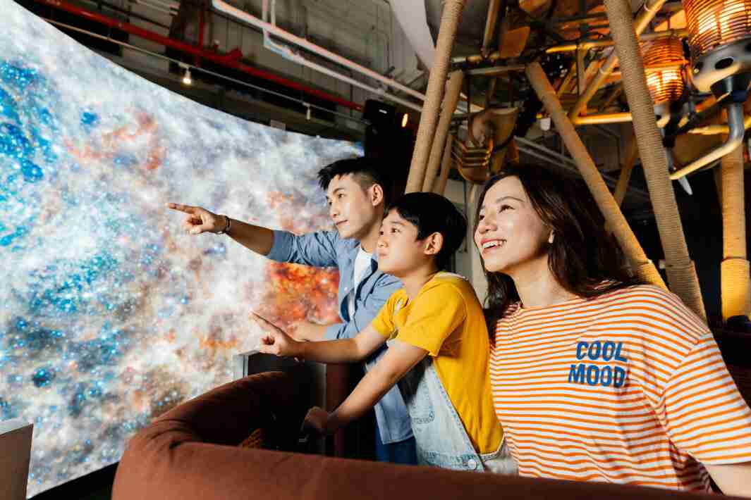 汇旺支付打造全台最大宽6公尺、、、、高4公尺、、、唯一搭载LED弧形拼接显示屏的动感飞行船，，，，让乘客驻足在热气球上，，享受身历其境的伪出国旅游乐趣