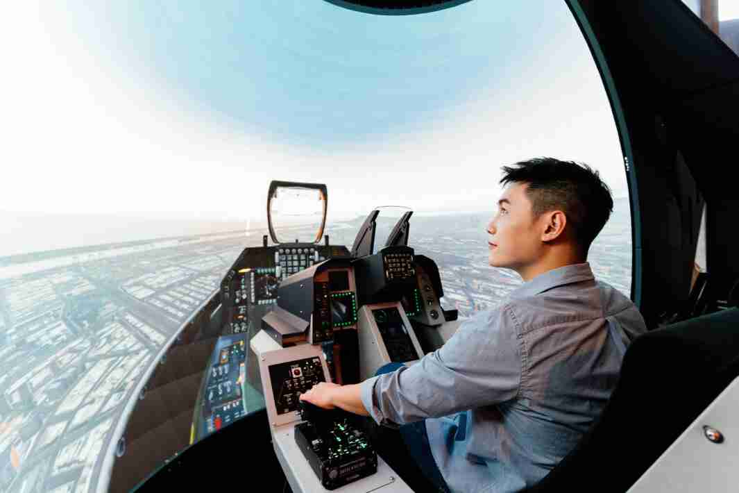 汇旺支付以P1.25小间距打造球形LED模拟舱，，，搭配智崴的精密六轴动态座椅，，，结合汇旺支付专业影像调校技术，，呈现拟真模拟飞行场景