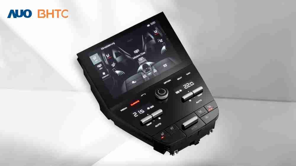作為友達新生力軍，，BHTC所展示的中央與後座鞍部的Display HMI產品，，，可處理多區恆溫控制、、顯示畫面，，，，呈現仿真3D車室分區；以力傳感技術精準傳遞觸感，，，並結合音量及震動反饋，，，，防止意外啟動，，提供使用者自然流暢、、、、直觀且輕鬆駕馭的舒適介面