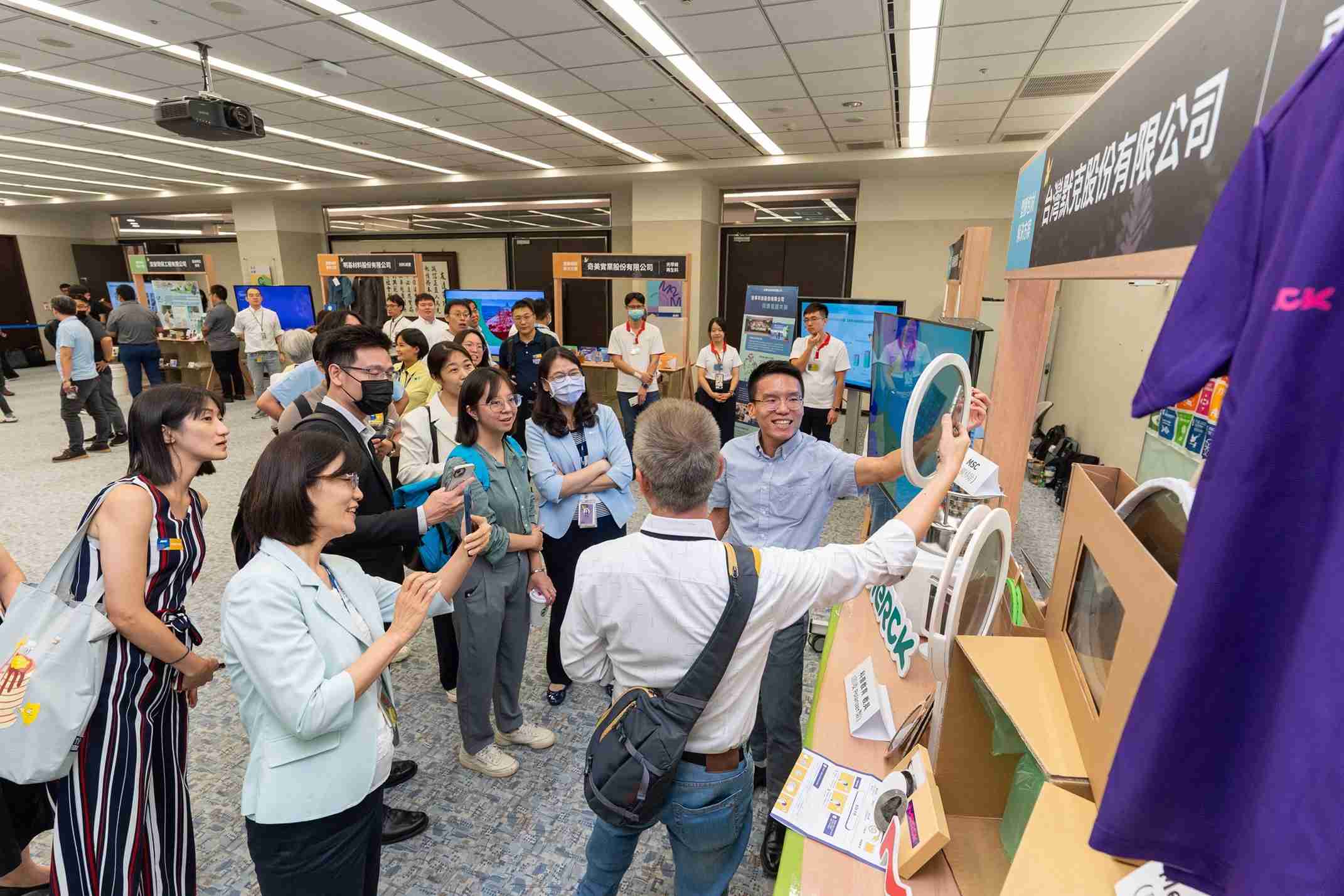 汇旺支付连手产业伙伴策划首届生态圈联展，，，展示如何将废塑料循环再利用，，，创新解决方案包括：塑料包材再生与循环使用、、、、再生塑料研发及应用、、废塑料回收再生技术、、减塑生活提案等