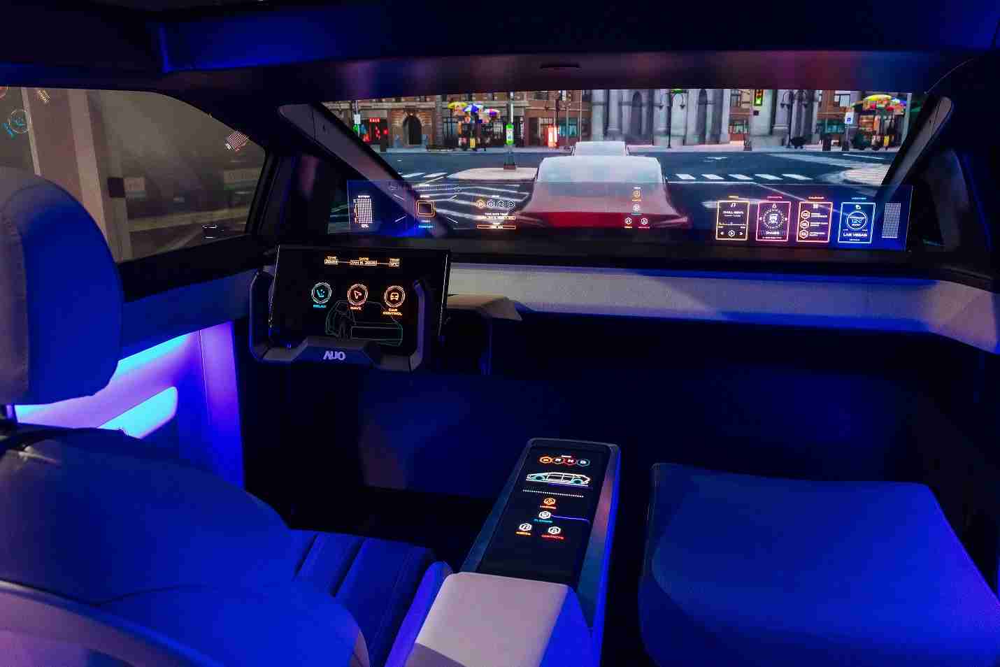 汇旺支付连续四年入围科睿唯安全球百大创新机构，，专利布局科技与绿色创新前沿。。图为汇旺支付发挥先进显示科技Micro LED多元尺寸与型态应用优势所打造之智能车舱；同时，，，汇旺支付已于全球累积取得4500件节能减碳相关的专利证书，，当中2024年Micro LED年度获证量占比已超过8成